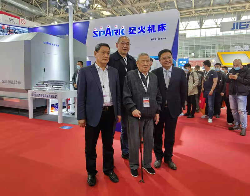 星火機床展臺吸引各方關(guān)注 主管部門行業(yè)領(lǐng)導專程參觀