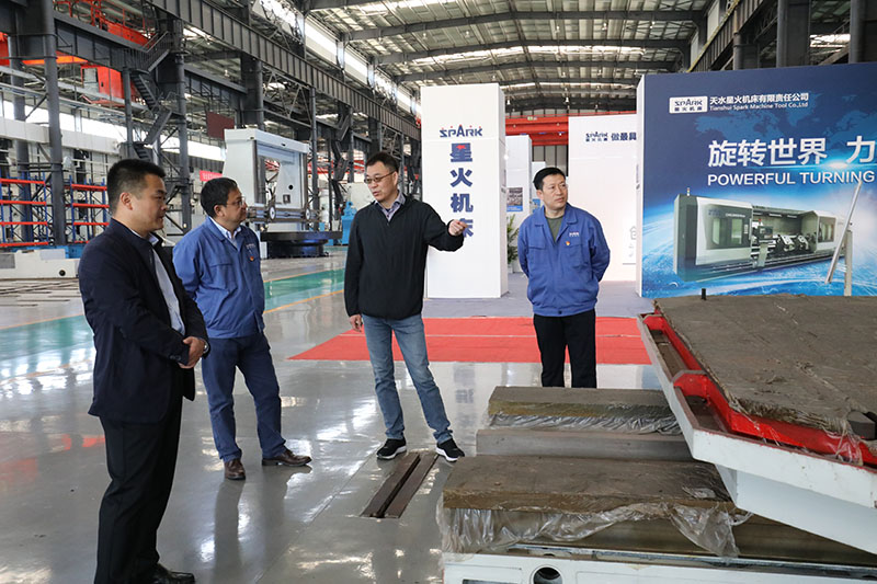青海華鼎公司領(lǐng)導一行來星火機床公司參觀考察