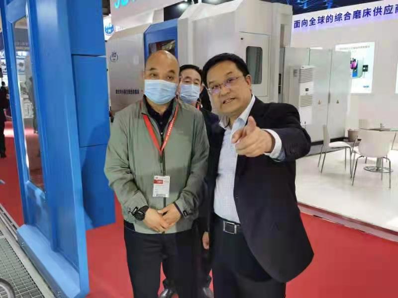 天水市科技局局長高翔宇一行參觀星火機床公司展臺