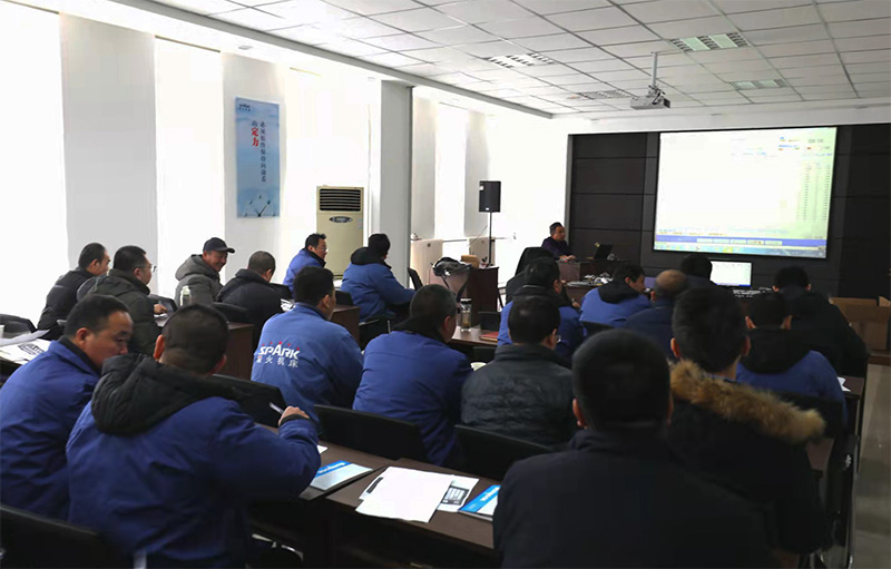 星火機床公司開展營銷人員新產品相關知識技能培訓