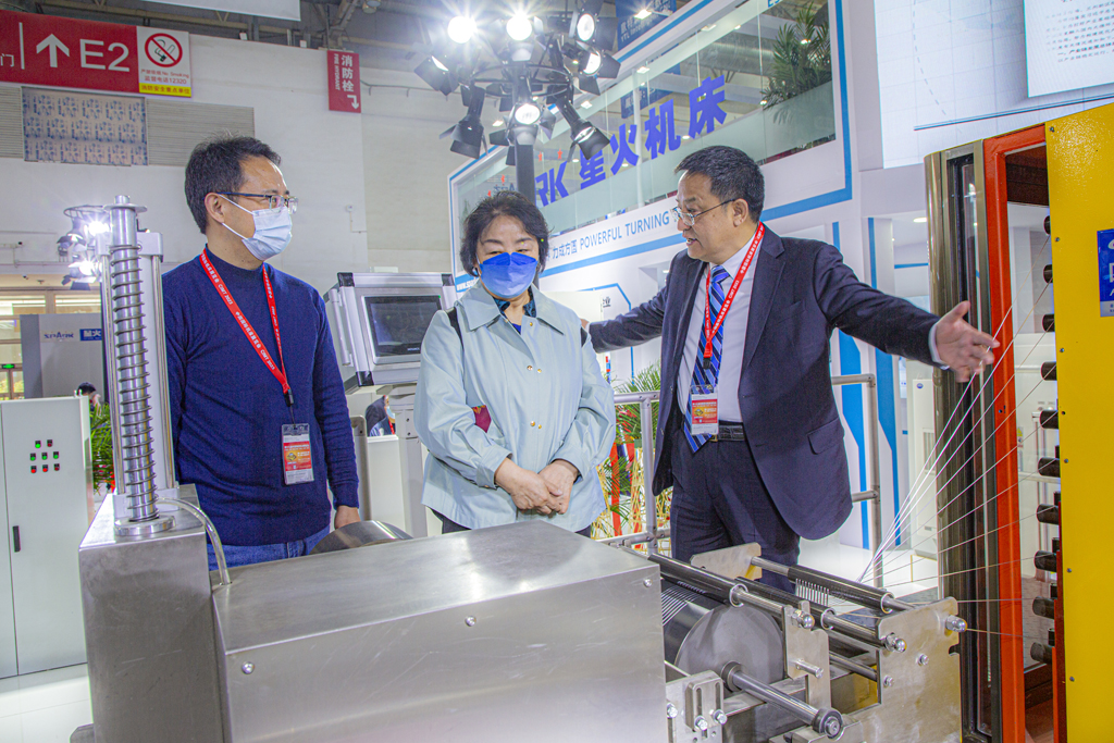 李冬茹光臨星火機(jī)床公司展臺(tái)參觀指導(dǎo)