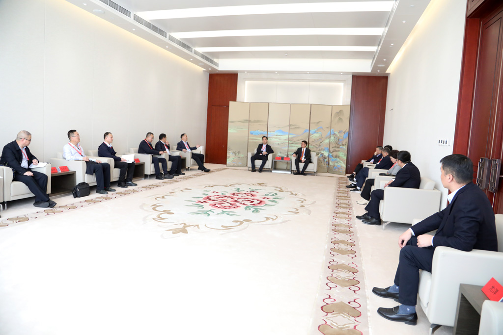 中國(guó)機(jī)床工具工業(yè)協(xié)會(huì)會(huì)長(zhǎng)毛予鋒在北京與甘肅省市領(lǐng)導(dǎo)會(huì)見(jiàn)座談