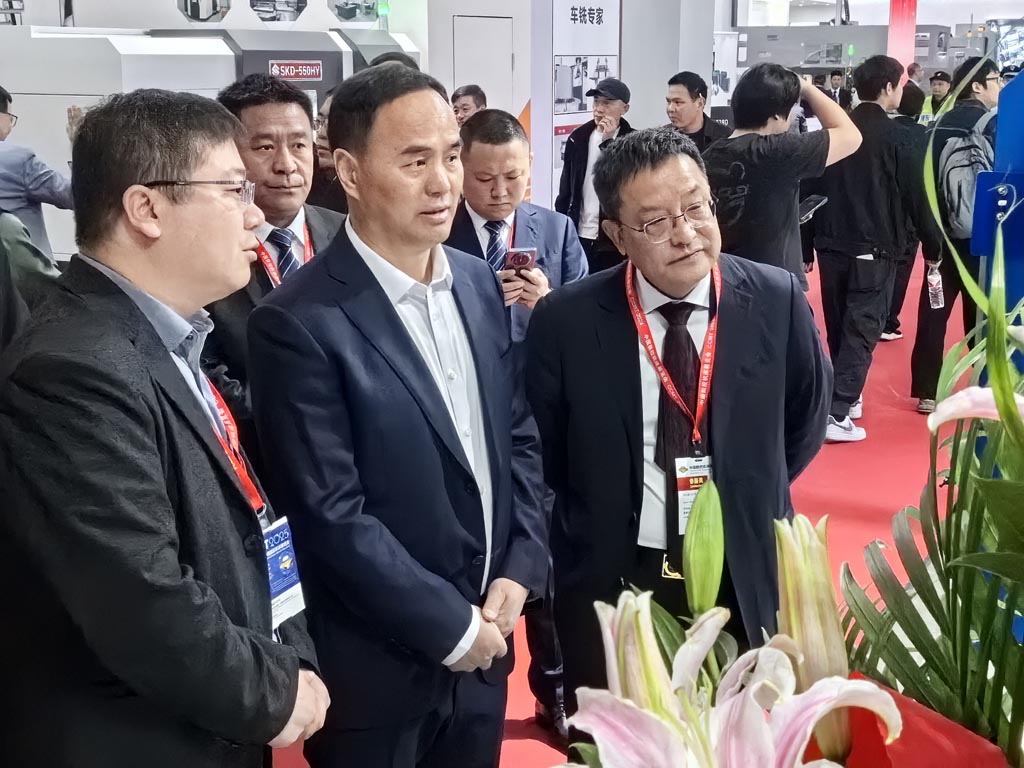 天水市副市長胡志勇一行蒞臨星火機(jī)床展位參觀指導(dǎo)
