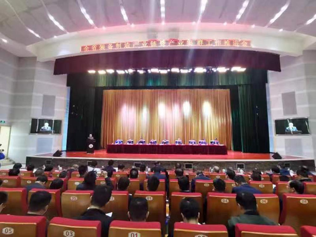 甘肅省裝備制造產(chǎn)業(yè)鏈暨產(chǎn)業(yè)集群工作推進(jìn)會在蘭州召開,星火機(jī)床公司介紹經(jīng)驗(yàn)并接受甘肅電視臺記者采訪