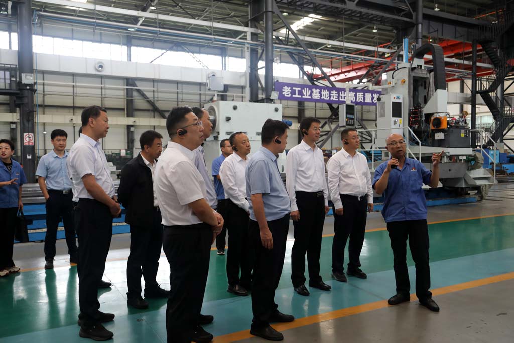 參加培育發展工業母機先進制造業集群戰略合作協議簽約領導參觀星火公司