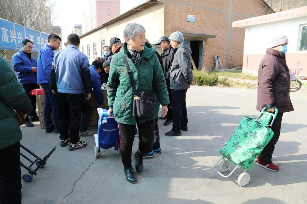 情系職工送溫暖 春節(jié)慰問暖人心 星火機(jī)床附件公司開展春節(jié)“送溫暖”活動(dòng)