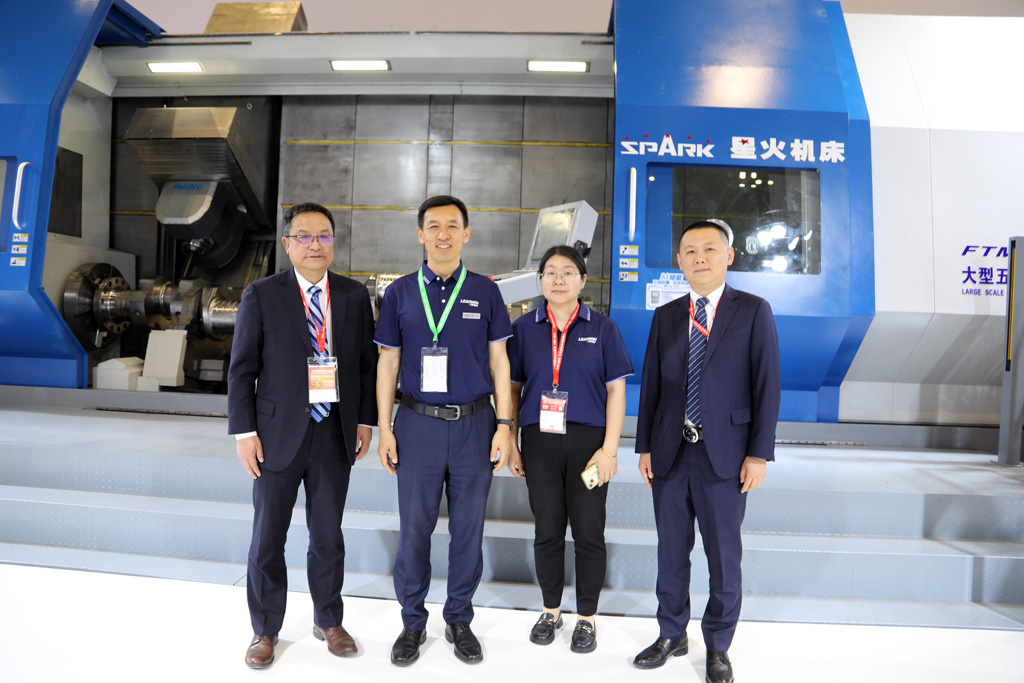 展會第四天 星火數控展位迎多位領導專家參觀交流