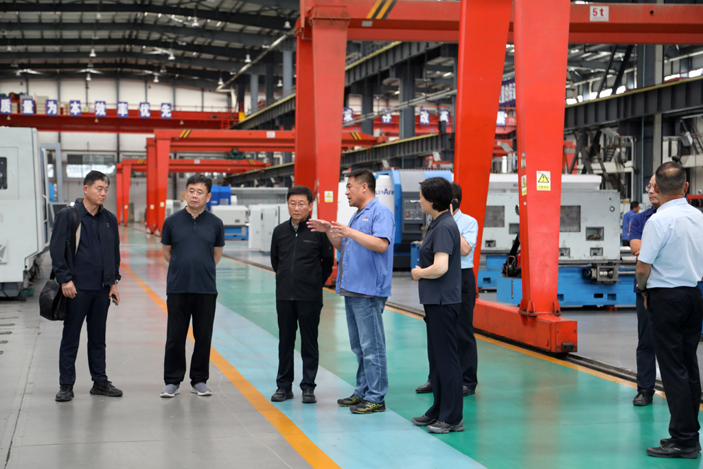 東營市人大常委會領(lǐng)導(dǎo)蒞臨星火數(shù)控公司考察