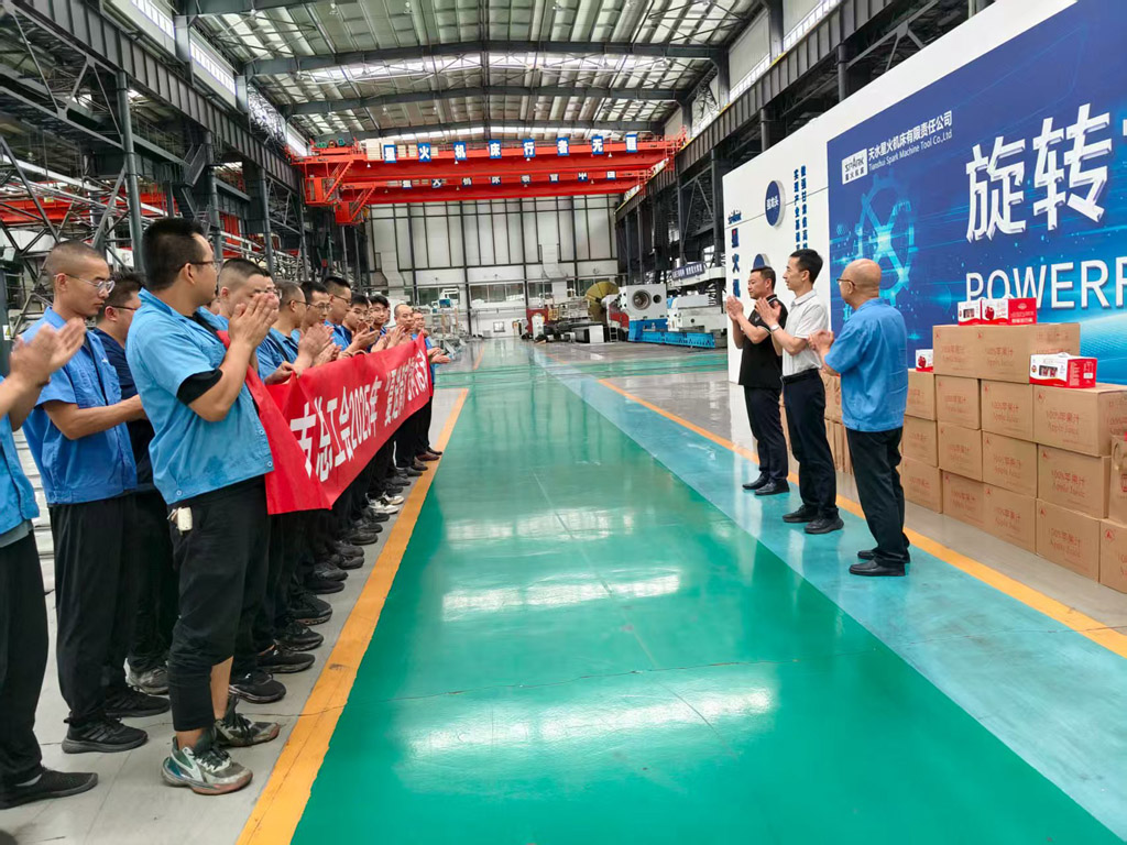 天水市總工會來甘肅星火數(shù)控公司開展“夏送清涼”慰問活動